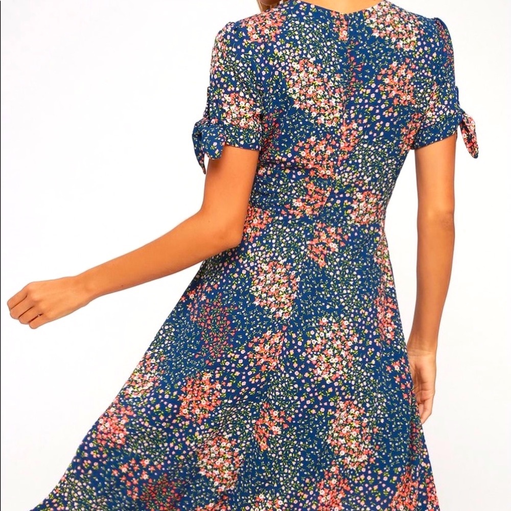 Lulus NWT Austyn Navy Blue Floral Print Tie-Sleeve Midi Dress size Small - Picture 2 of 3